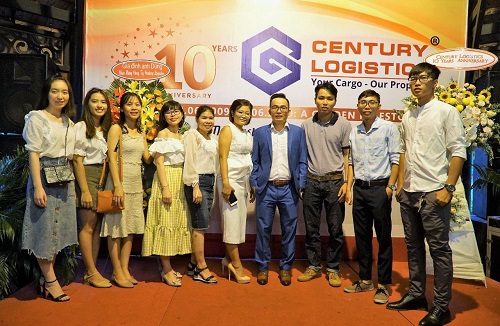 Ông Nguyễn Văn Sơn - Giám đốc Century Logistics cùng với tập thể nhân viên công ty.