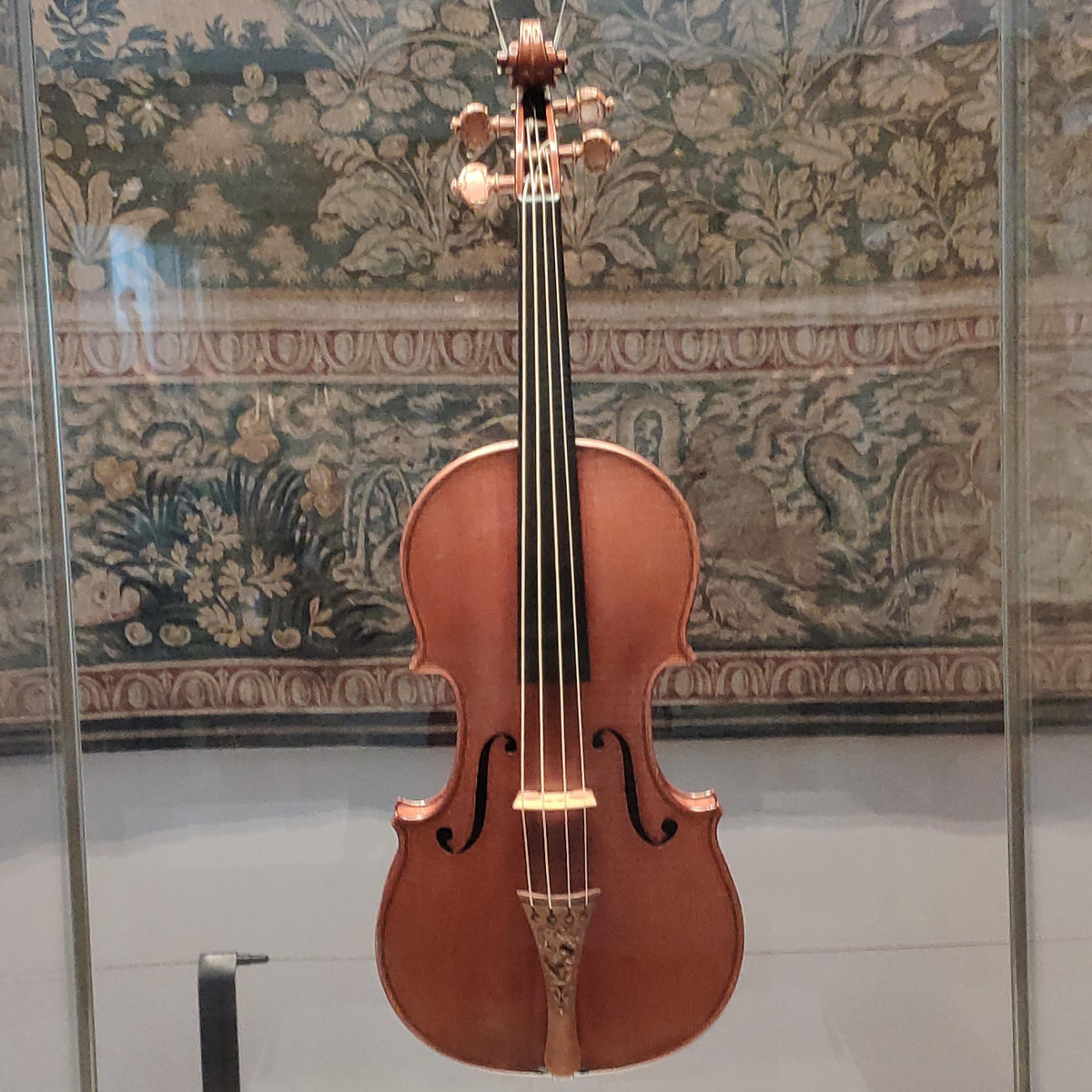 Chiếc vĩ cầm lừng danh Messiah Stradivarius trong Bảo tàng Ashmolean, Oxford, Anh. (Ảnh: Nguồn Quốc Tế)