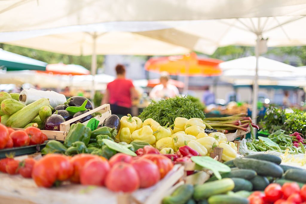 Tại các chợ dân sinh, rau xanh tăng giá mạnh