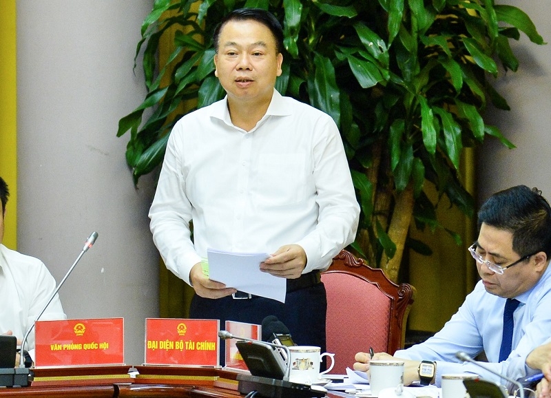 Thứ trưởng Bộ Tài chính Nguyễn Đức Chi giới thiệu về Luật Kinh doanh bảo hiểm năm 2022 tại cuộc họp báo công bố Lệnh của Chủ tịch nước về công bố 5 luật vừa được Quốc hội thông qua (ảnh: Quốc hội)