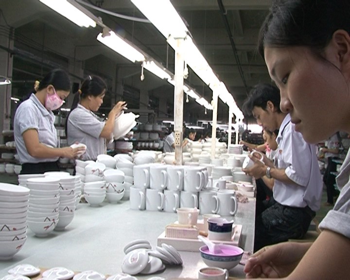Xưởng sản xuất gốm tại Công ty Gốm sứ Minh Long