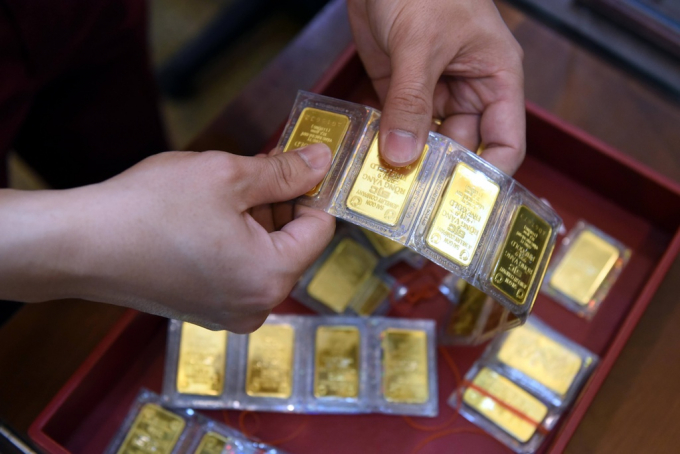 Một số “tin đồn” về việc Ngân hàng Nhà nước kiểm soát chặt chẽ thị trường vàng, đang khiến giá vàng trong nước giảm “cắm đầu”.