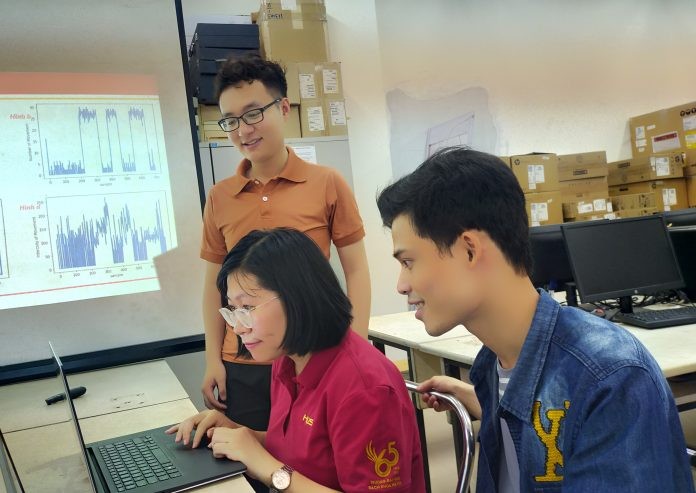 Các thành viên nhóm nghiên cứu thảo luận cùng cô giáo - TS Lê Minh Thùy