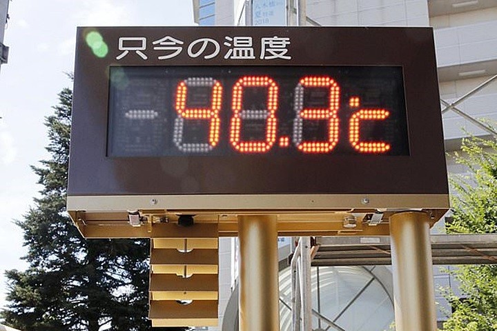 Nhiệt độ không khí tại nhiều nơi trên lãnh thổ Nhật Bản trong các ngày qua tăng lên mức 38 độ C đến trên 40 độ C trong đợt nắng nóng kỷ lục tại quốc gia này (Ảnh: AP)
