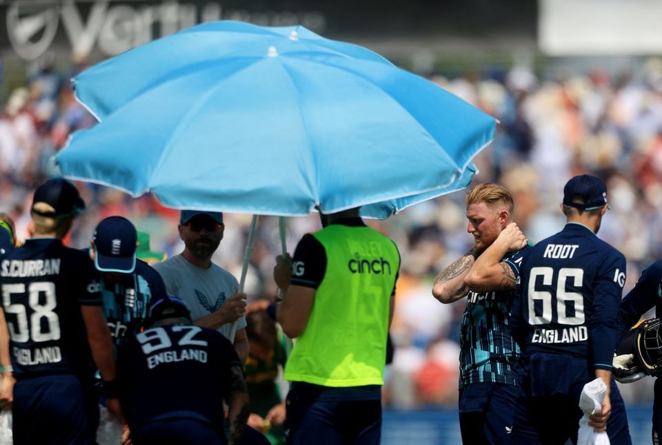 Các trận đấu thể thao tại Anh cũng thường xuyên phải tạm dừng để các VĐV uống nước và giải nhiệt. Ảnh: Reuters
