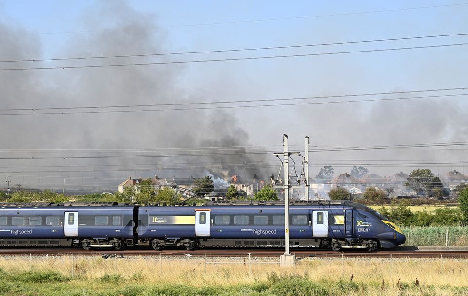 Nhiều đoàn tàu tại Anh đã phải ngừng hoạt động vì nắng nóng có thể khiến đường ray cong vênh. Ảnh: Reuters