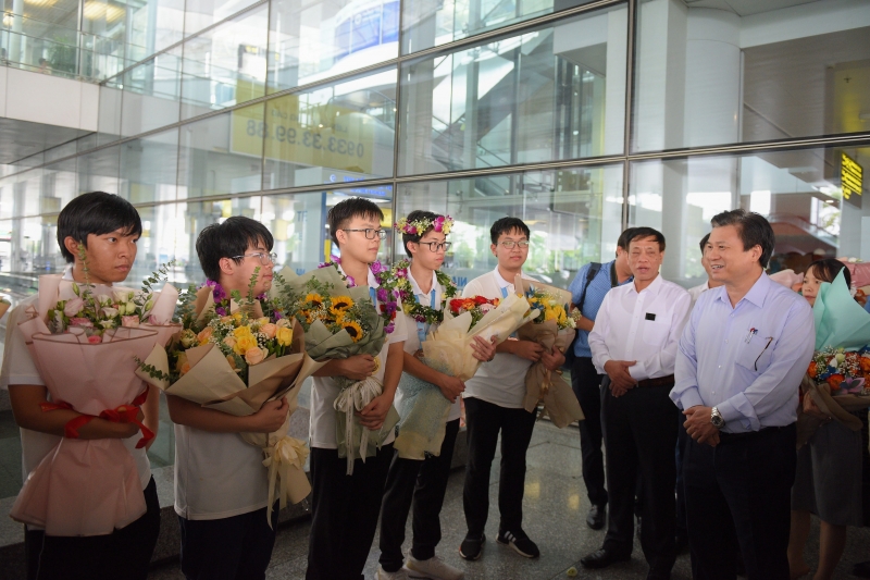 Thứ trưởng Bộ GD&ĐT Nguyễn Hữu Độ đón đoàn và chúc mừng các em.