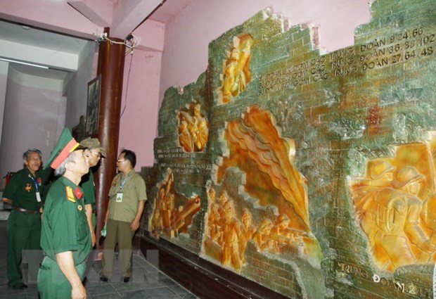 Các cựu chiến binh tham quan bảo tàng Thành cổ Quảng Trị - Ảnh: Hồ Cầu