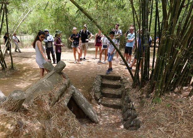 Du khách tham quan các hầm tránh bom được nối với hệ thống giao thông hào chằng chịt khắp làng hầm Vĩnh Linh, Quảng Trị - Ảnh: Nhật Anh