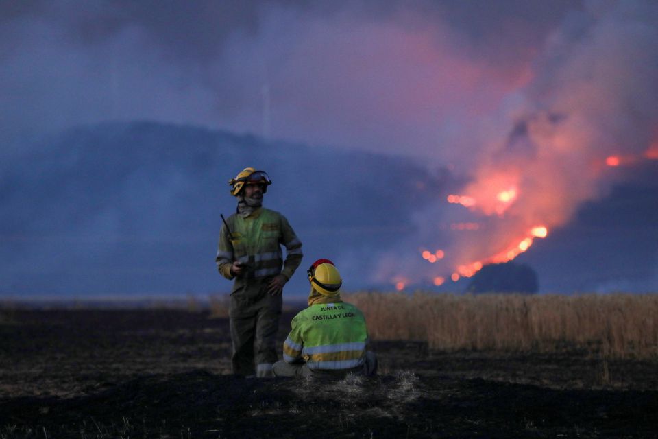 Lính cứu hoả trong một đám cháy rừng tại Tây Ban Nha. Ảnh: Reuters