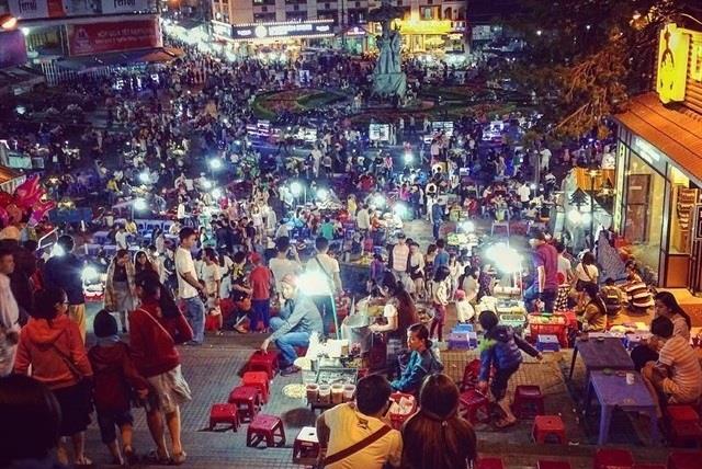 Hiện khu Hòa Bình và chợ Đà Lạt thường xuyên xảy ra tình trạng ùn tắc, kẹt xe nghiêm trọng trong dịp nghỉ lễ.