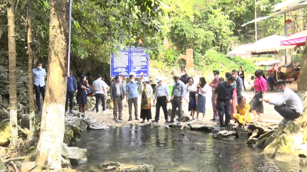 A Famtrip delegation from northern provinces visit and survey tourism models in Thanh Hoa Province’s Cam Thuy District