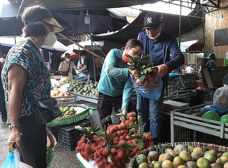 Người tiêu dùng mua trái cây tại chợ đầu mối phía Nam