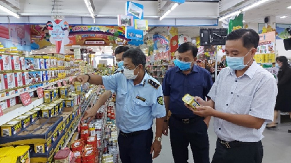 Sở Công Thương và lực lượng quản lý thị trường kiểm tra hàng hóa tại các siêu thị