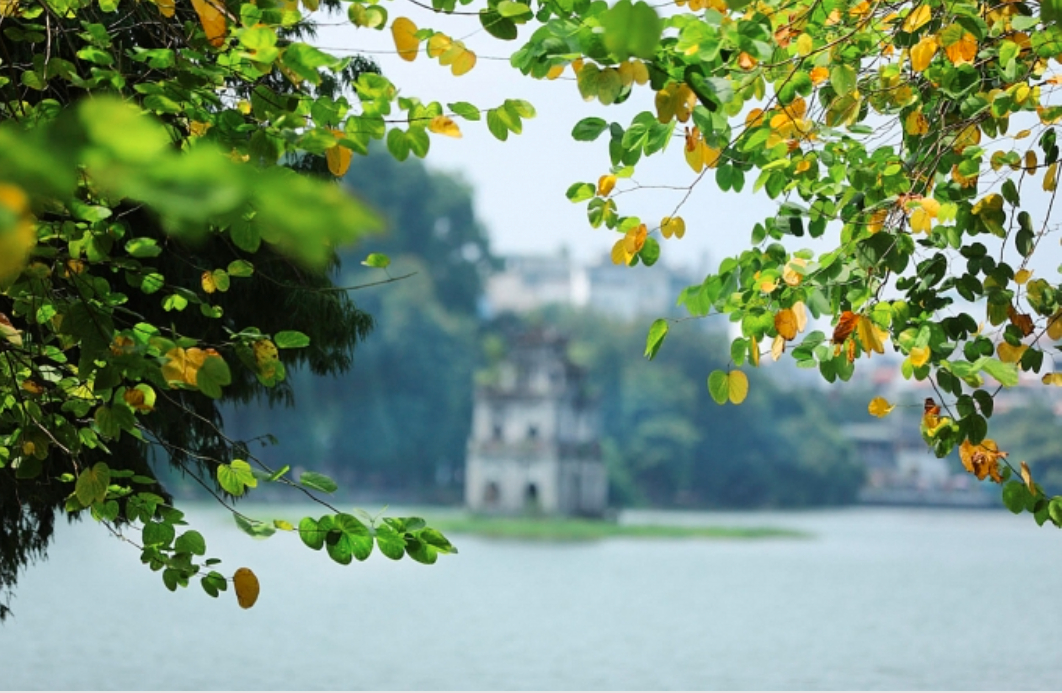 Hồ Gươm ngày thu - Ảnh: congthuong